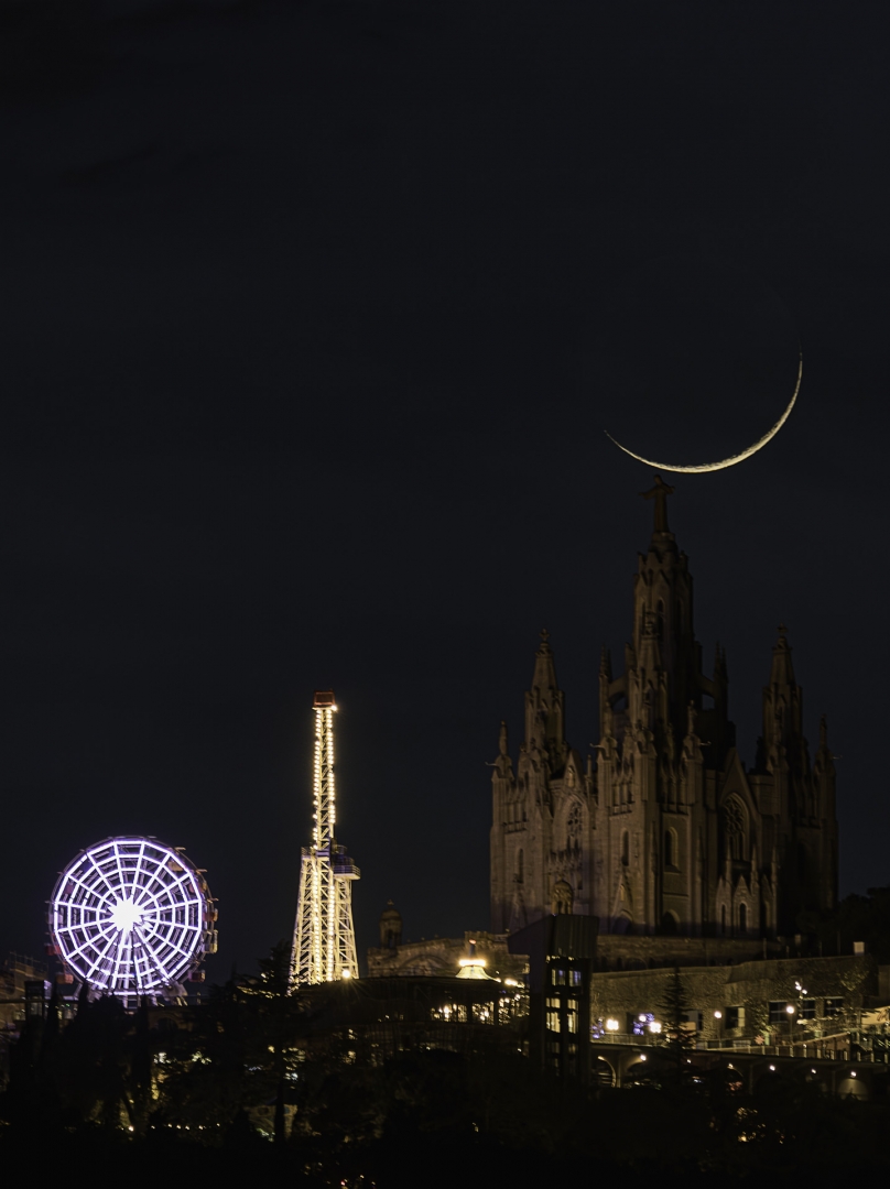Lluna creixent a tocar del temple