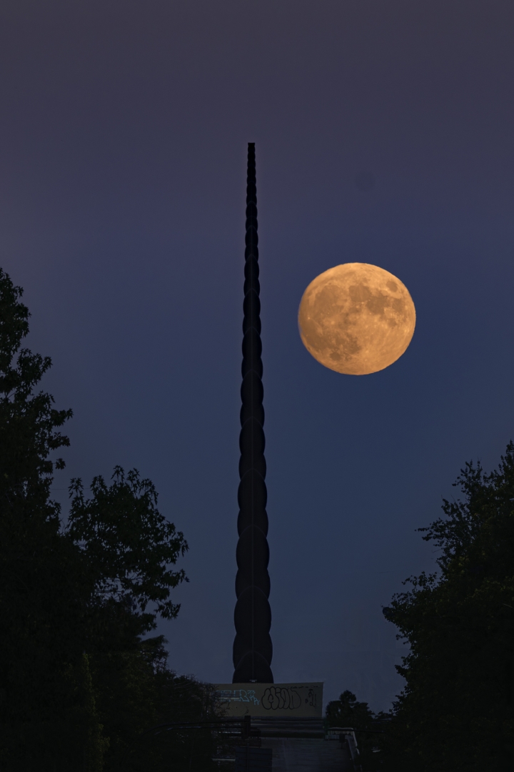 Monument a la dona i lluna.