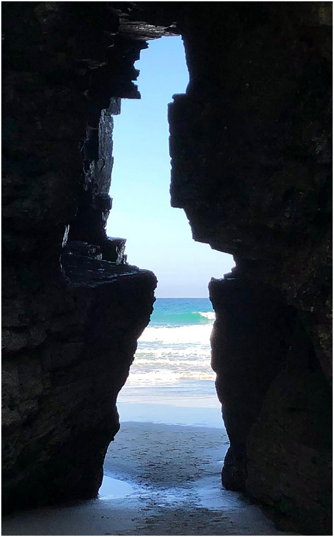 "SILUETA" ( La Praia das Catedrais) GALICIA