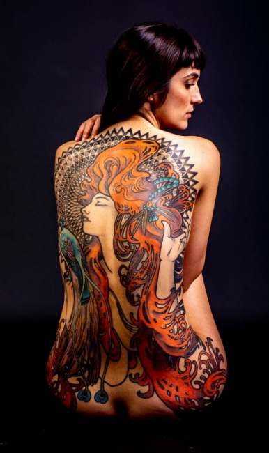 Dona amb tatuatge