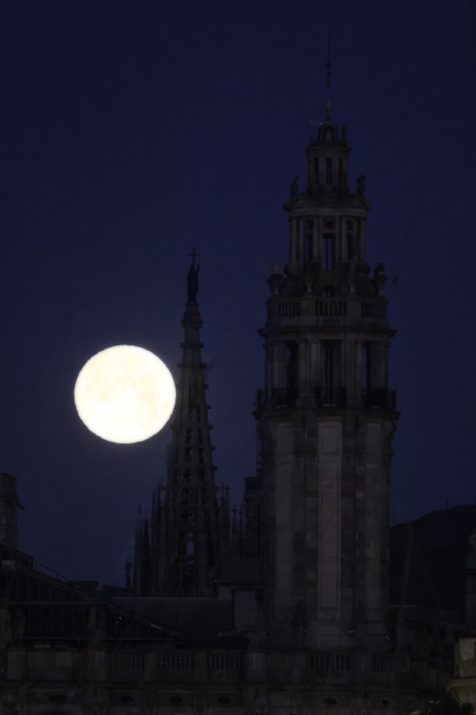 Lluna a la Catedral de Barcelona