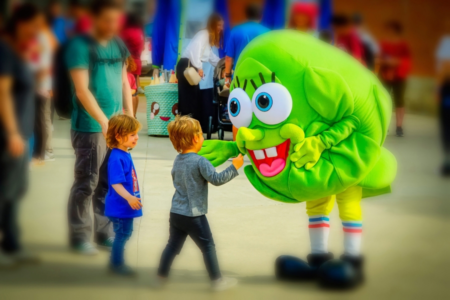 NIÑO Y MASCOTA